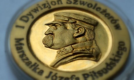 Tradycyjnie wykonany medal z reliefem (odkuwany z matrycy)